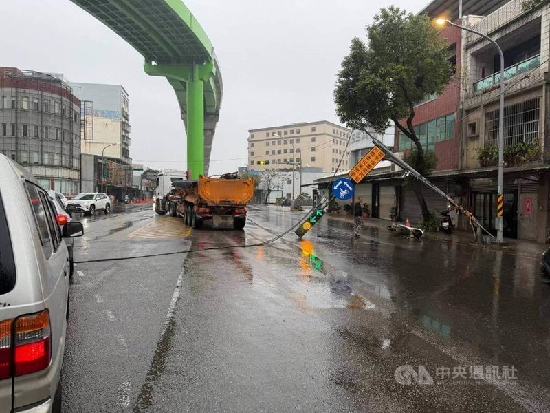 桃園市蘆竹區1輛曳引車因未將後車斗防塵網收妥放下，導致網緣勾到上方電線、扯斷路口號誌桿並波汲3人車。（翻攝照片）中央社記者葉臻傳真 115年2月4日