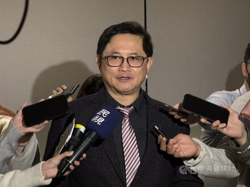 台灣玉山科技協會理事長童子賢4日出席歲末晚宴接受媒體採訪表示，若人工智慧（AI）與智慧手機結合得好，找到新賣點，就會像過去電競筆電帶動筆電熱度、比特幣掀起挖礦熱潮一樣，如同「老幹發新芽」。中央社記者吳家豪攝　115年2月4日