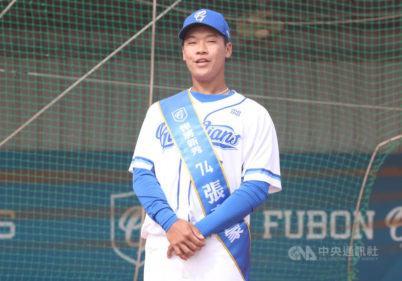 中職富邦悍將隊4日開訓典禮上安排年輕球員喊出自我期許，捕手張育豪（圖）喊話「幹掉戴培峰」，戴培峰開心成為學弟目標。中央社記者張新偉攝 115年2月4日