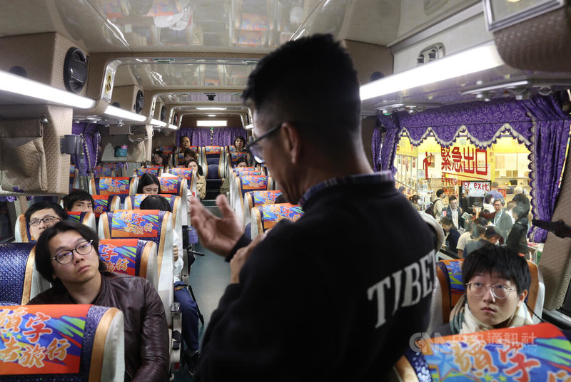 西藏台灣人權連線秘書長札西慈仁4日下午在「讀字巴士」遊覽車上舉行講座,吸引不少民眾「上車」聆聽。中央社記者趙世勳攝 115年2月4日