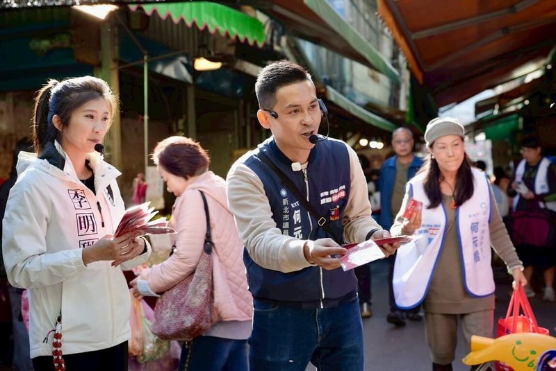 新北議員選情增溫，國民黨議員參選人何元楷（前右）也在國民黨前發言人李明璇（前左）陪同到汐止市場掃街拜票獲歡迎。（何元楷提供）中央社記者王鴻國傳真 115年2月4日