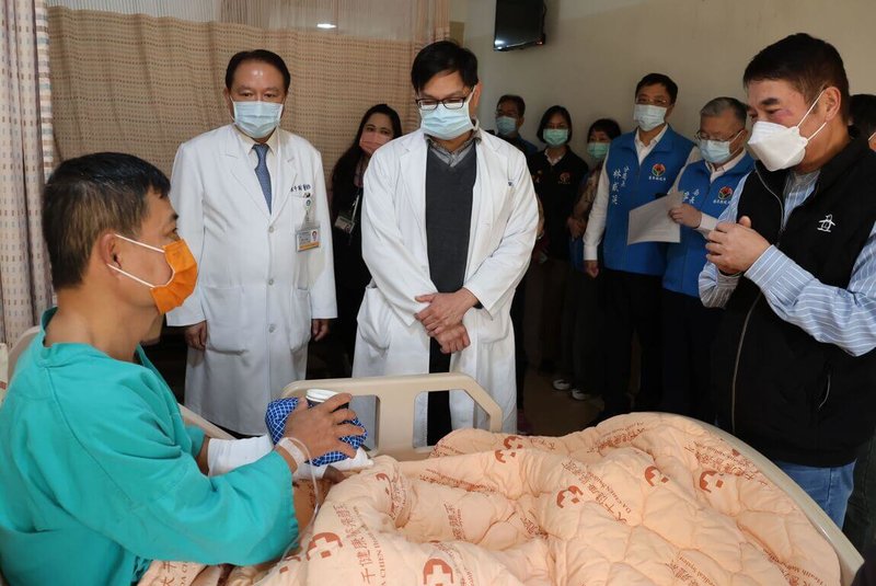 苗栗市南苗市場4日發生男子持刀事件，持刀男最終遭警方開槍制止、送醫不治，另有一名熱心民眾（左）遭流彈波及，縣長鍾東錦（右）下午赴醫院探視關切。（苗栗縣政府提供）中央社記者管瑞平傳真　115年2月4日