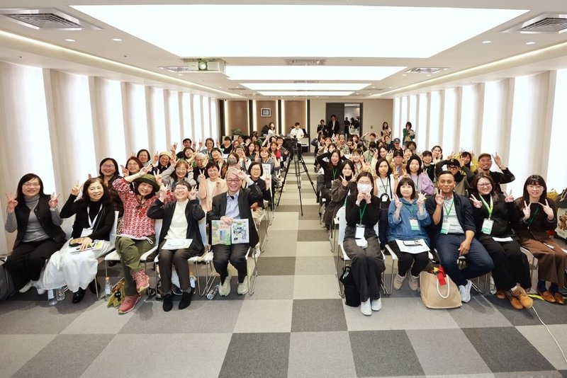 文化部「繪本及圖文書創作新秀出版媒合會」4日在2026台北國際書展首度辦理，為繪本創作者搭建與出版市場直接對話的平台，文化部長李遠（前左5）也到場參與。（文化部提供）中央社記者邱祖胤傳真　115年2月4日