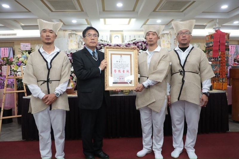 台南市列冊傳統表演藝術「南管」保存團體「振聲社」前社長、資深造船匠師陳進丁日前辭世，台南市長黃偉哲（左2）4日親赴公祭會場頒發「卓越市民」表揚，由家屬代表受贈。（台南市政府提供）中央社記者張榮祥台南傳真　115年2月4日