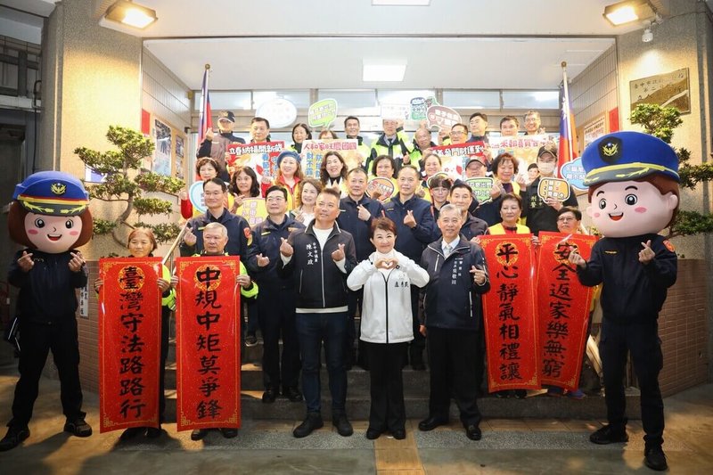 春節連假將屆，台中市警察局春節酒測專案勤務2月3日起實施到3月4日止，台中市長盧秀燕（前右4）3日深夜前往台中市警察局第2分局立人派出所慰問加油。（台中市政府提供）中央社記者郝雪卿傳真  115年2月4日