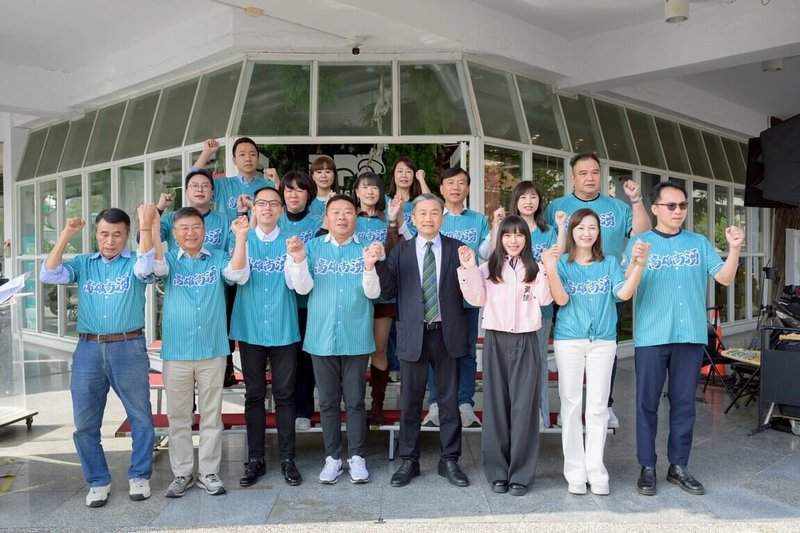 民進黨高雄市議員提名初選4日起領表登記。湧言會於登記首日在民進黨高雄市黨部前舉行聯合記者會，由派系立委王定宇（前右4）、黃捷（前右3）領軍，17名參選人穿上「高雄尚湧」棒球衣，象徵「一個團隊、一個目標」。（高雄湧言會提供）中央社記者蔡孟妤傳真　115年2月4日