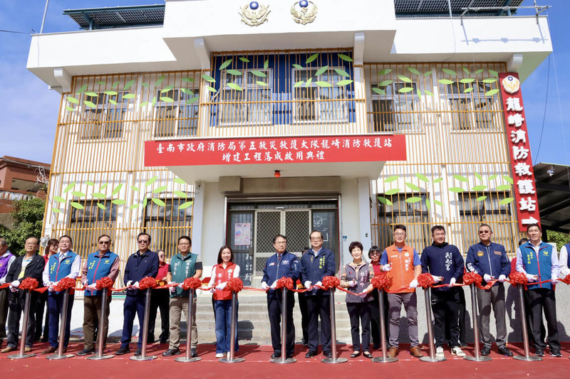 台南市政府整修龍崎區龍船派出所原有建物，規劃「1樓警察駐點、2樓消防駐守」，龍崎消防救護站4日由市長黃偉哲（前排中）主持啟用。（台南市政府提供）中央社記者楊思瑞台南傳真  115年2月4日