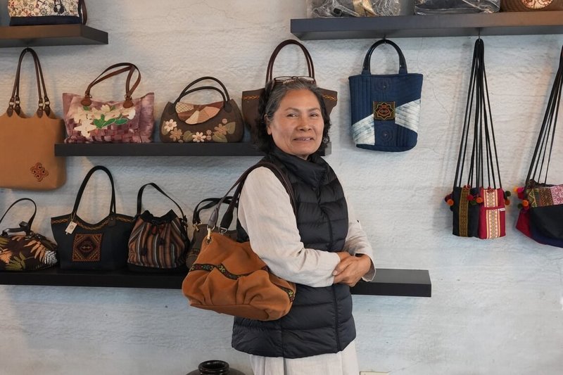 現居屏東縣瑪家鄉的工藝師陳毓芳（圖）持續鑽研染布工藝，背負傳承排灣族傳統染布工藝使命感，並將天然染料結合排灣族圖騰應用於包包上，盼進一步保存與推廣。（屏東縣政府提供）中央社記者李卉婷傳真　115年2月4日