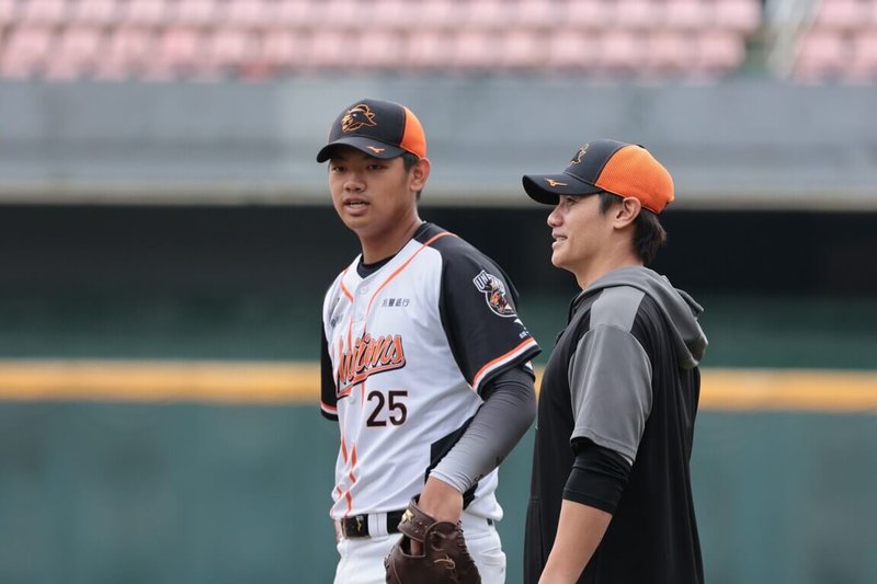 中華職棒統一7-ELEVEn獅隊林培緯（左）4日在台南棒球場參加球隊春訓，被看好今年補上球隊的火力缺口。（統一7-ELEVEn獅隊提供）中央社記者蘇志畬傳真　115年2月4日