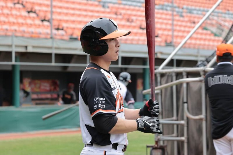 中華職棒統一7-ELEVEn獅隊朱迦恩（圖）4日在台南棒球場參加球隊春訓，打擊教練潘武雄表示，朱迦恩只要擊球穩定度好，打擊力量不會輸給林安可，希望朱迦恩能相信自己。（統一7-ELEVEn獅隊提供）中央社記者蘇志畬傳真　115年2月4日