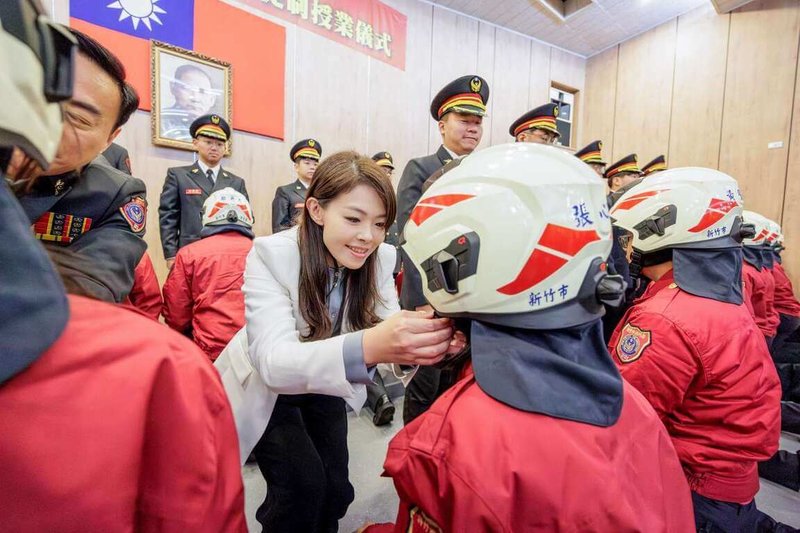 新竹市消防局4日舉辦115年新進消防人員授階暨師徒傳承儀式。新竹市長高虹安（2排左2）為新進消防人員授帽。（新竹市政府提供）中央社記者魯鋼駿傳真 115年2月4日