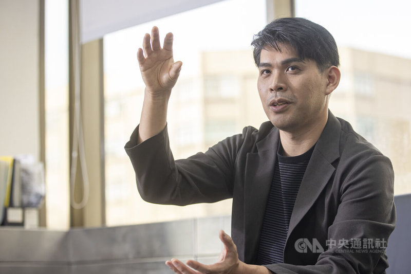 日本國際記者舛友雄大接受中央社專訪，分析中國人的「潤日」現象。中央社記者鄭清元攝　115年2月4日