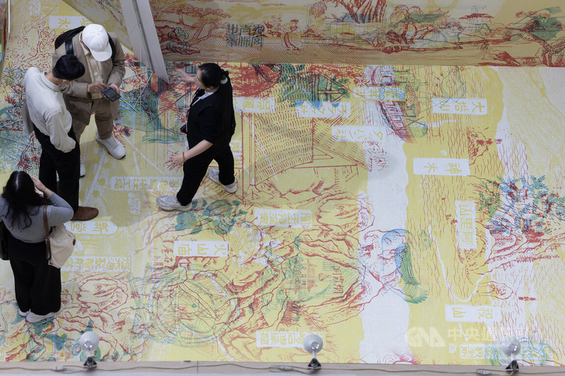 國家圖書館展區宛如一張立體藏寶圖,展場內部地板、背板透過輸出圖像及投影,吸引民眾目光。中央社記者趙世勳攝 115年2月4日