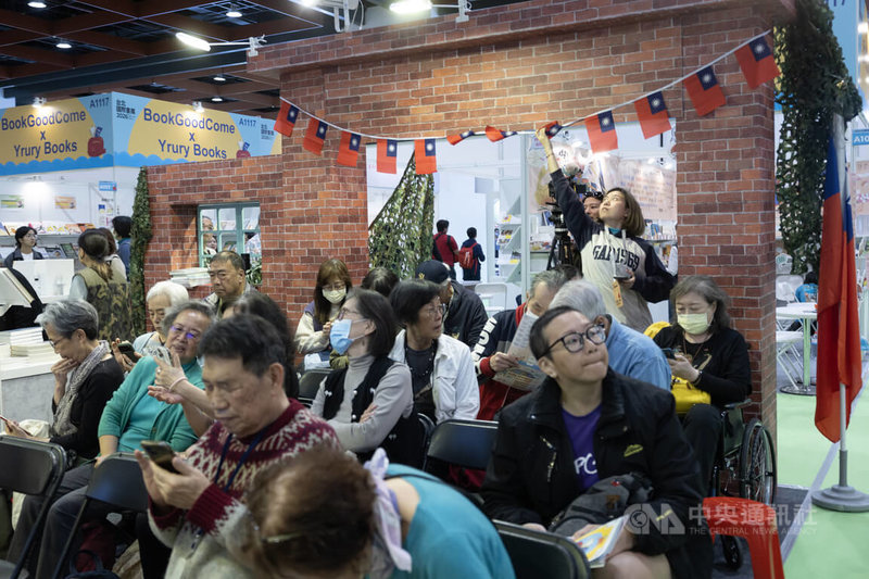 眷村雜誌及北投中心新村展位仿紅磚牆及懷舊的擺設,還原3、40年前眷村環境,吸引不少民眾前來聆聽講座、閱覽書籍。中央社記者趙世勳攝 115年2月4日