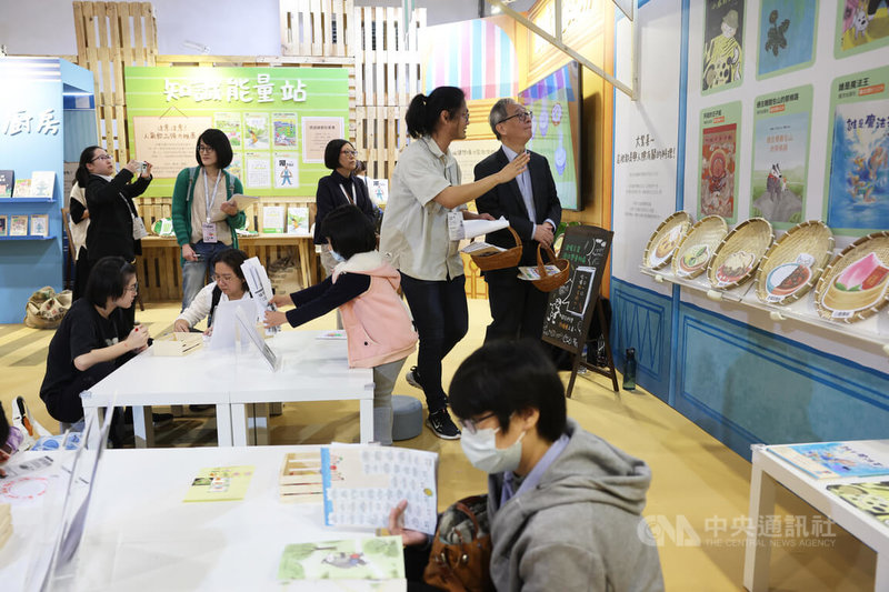 2026台北國際書展3日起在世貿一館盛大登場，文化部長李遠（後右）4日下午前往以菜市場作為策展靈感的童書主題館「驚奇市場」參訪。中央社記者趙世勳攝　115年2月4日