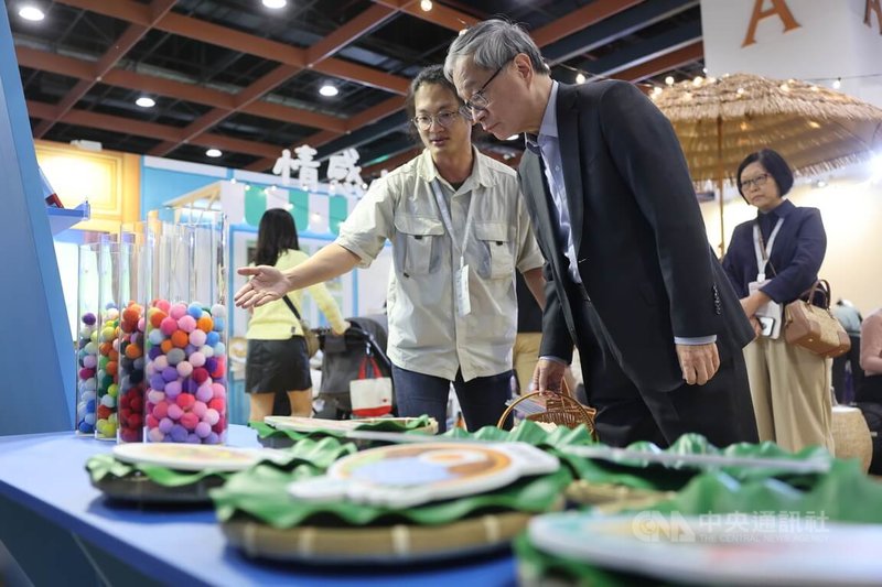 文化部長李遠（前右）4日下午前往台北世貿一館參觀2026台北國際書展，在童書主題館「驚奇市場」聆聽工作人員導覽解說。中央社記者趙世勳攝　115年2月4日