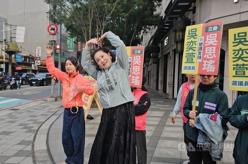 民進黨立委吳思瑤（左2）4日上午陪同黨籍議員擬參選人吳奕萱（左）到新莊站路口拜票，吳思瑤表示，希望大家能給年輕人機會。中央社記者王鴻國攝　115年2月4日