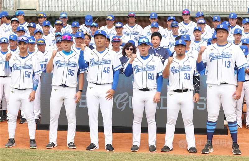 中職富邦悍將隊4日在稻江科技暨管理學院棒球場舉行春訓開訓典禮，會中宣布由野手范國宸（前左3）擔任隊長，投手隊長為曾峻岳（前右3），另有4名副隊長，分別是投手副隊長廖任磊（前右1）與李吳永勤（前右2），野手副隊長戴培峰（前左2）與陳愷佑（前左1）。 中央社記者張新偉攝　115年2月4日