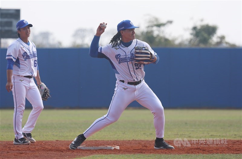 中華職棒富邦悍將隊4日舉行春訓開訓典禮，原本在經典賽台灣隊備戰的張育成（中）等人也請假出席，張育成透露，經典賽預計鎮守一、三壘，但中職賽季以游擊手為主。 中央社記者張新偉攝　115年2月4日