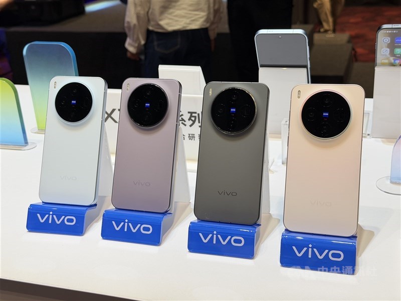圖為內建聯發科旗艦晶片的vivo X300手機。 （中央社檔案照片）