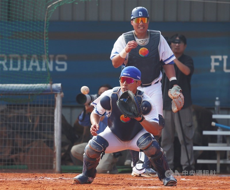 中華職棒富邦悍將隊4日開訓典禮安排年輕球員喊出期許，捕手張育豪喊話「幹掉戴培峰」，戴培峰（前）則開心成為學弟目標。後為捕手張進德。 中央社記者張新偉攝　115年2月4日