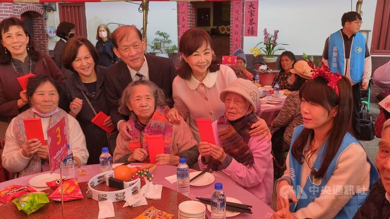 中國醫藥大學附設醫院4日與林增連慈善基金會等單位合作，邀請偏鄉近百名獨居長輩欣賞慈善音樂會、提前圍爐吃年菜，團隊志工還準備自製的圍巾和生活物資為長者送暖。中央社記者蘇木春攝　115年2月4日
