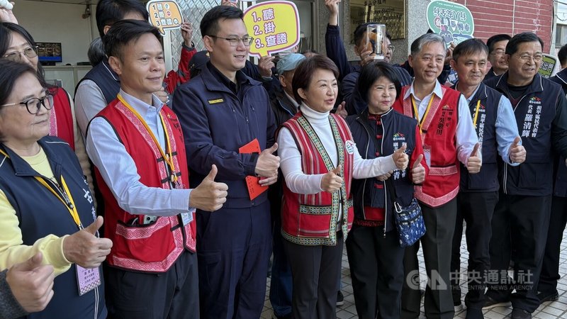 台中市長盧秀燕（前左4）4日啟動115年首次和平專案視察行程，親自前往梨山分駐所視察、慰問員警。中央社記者趙麗妍攝　115年2月4日