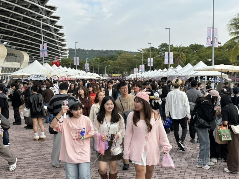 圖為韓國頒獎典禮Asia Artist Awards在高雄登場，大批粉絲精心打扮帶著手燈朝聖。（中央社檔案照片）