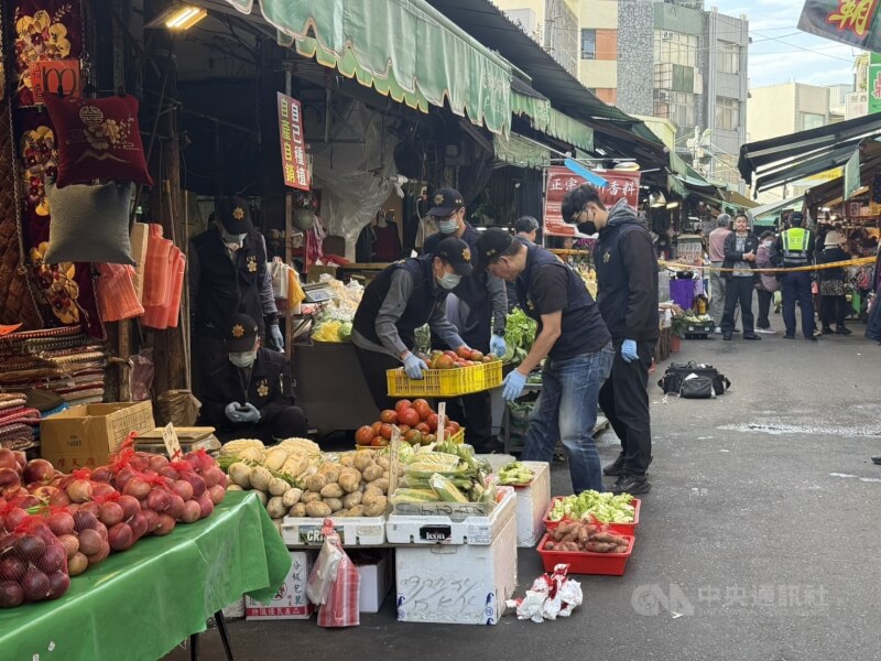 苗栗市南苗市場4日上午發生男子持刀引發恐慌，並於警方到場時攻擊砍傷1名員警，隨後遭開槍制伏，過程中波及1名民眾，事件造成3人受傷送醫。圖為事發後警方現場採證。中央社記者管瑞平攝　115年2月4日