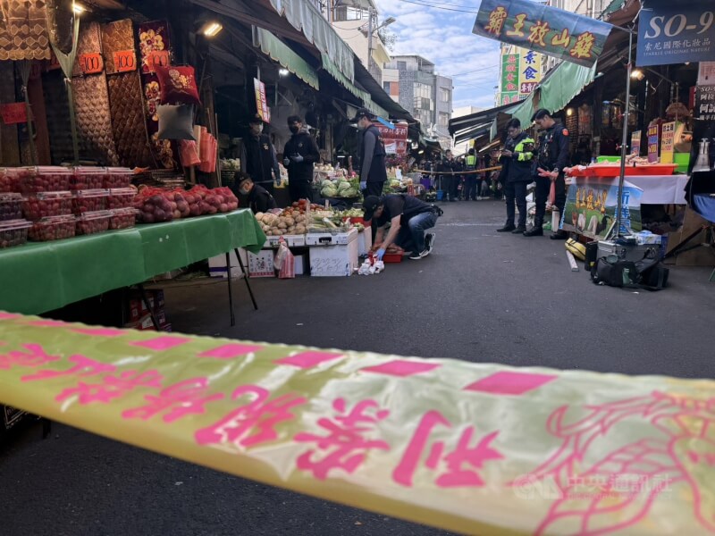 苗栗1名男子4日上午持刀到南苗市場引發人群恐慌，員警獲報到場喝令棄械，男子不從反而揮刀攻擊，造成員警頭部受傷；警方隨即開2槍制伏，另波及1名民眾，事件造成警民共3人受傷送醫。中央社記者管瑞平攝　115年2月4日