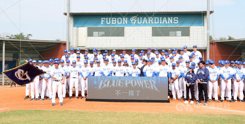 中華職棒富邦悍將隊4日在嘉義稻江棒球場舉行開訓典禮，公布年度口號「Blue Power，不一樣了」，領隊陳昭如（前排右2）、副領隊林威助（前排右1）出席。中央社記者張新偉攝　115年2月4日