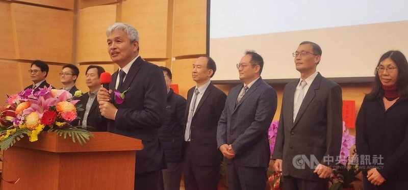 國立澎湖科技大學新任校長李文熙（前）4日就職，盼率領學校團隊成為澎湖在地引以為傲的大學。中央社  115年2月4日