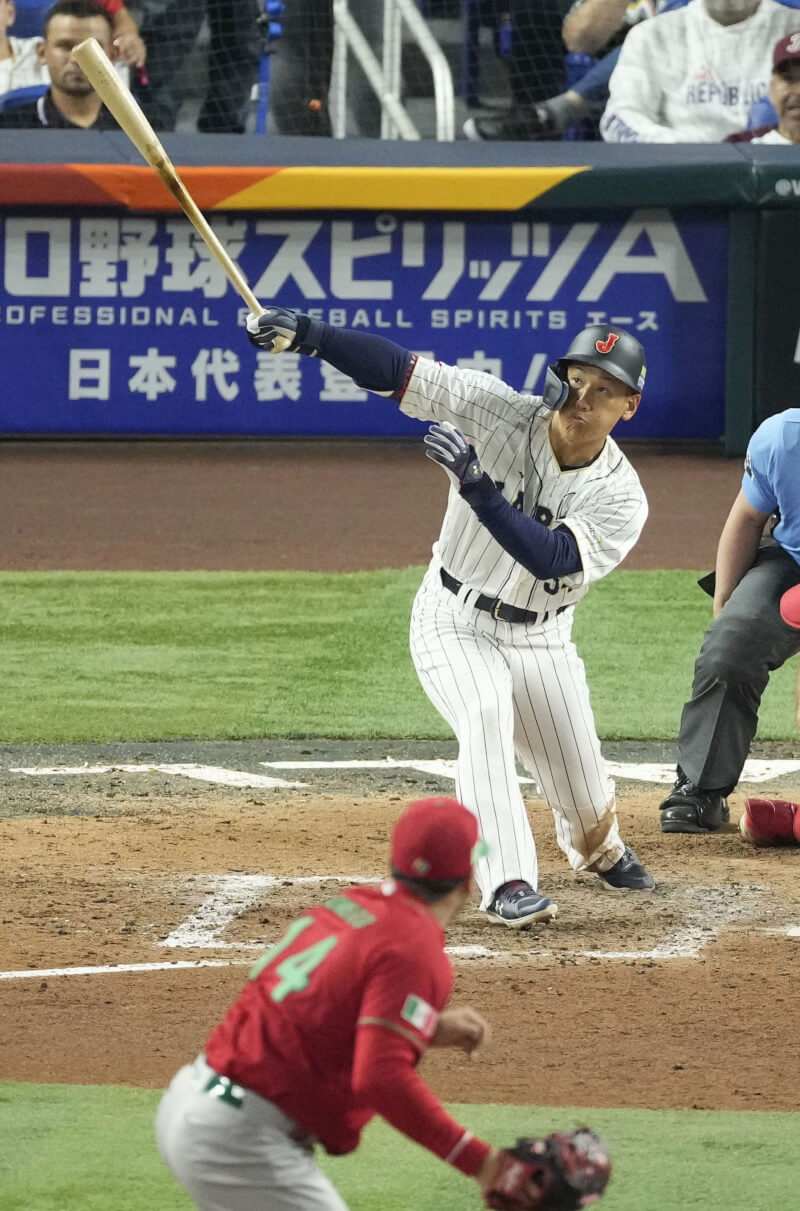 效力MLB波士頓紅襪的日籍球員吉田正尚（打者）4日入選世界棒球經典賽日本代表隊。圖為吉田正尚2023年經典賽在準決賽轟出追平比數的3分砲。（共同社）