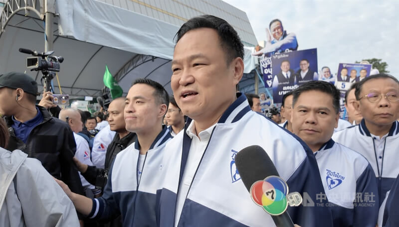 泰自豪黨推派泰國看守政府領導人阿努廷（前中）。（中央社檔案照片）