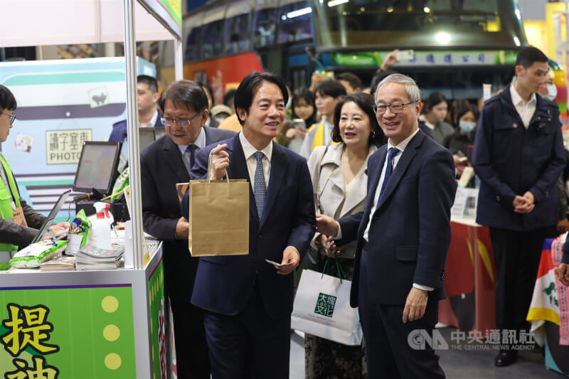 總統賴清德（前左）3日前往2026台北國際書展逛攤買書，總統府秘書長潘孟安（後左）、文化部長李遠（前右）、民進黨立委吳思瑤（前右2）陪同在側。中央社記者王飛華攝　115年2月3日