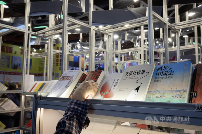 書展現場4日下午人潮不斷,有民眾在綜合書區的台大出版中心翻閱學術出版品等文獻。中央社記者趙世勳攝 115年2月4日