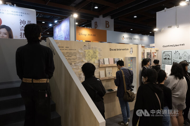 去年以魔術方塊造型獲書展「最佳展位設計獎」中小型展位組金獎的啟明出版,今年丟出新創意,主走道入口處必須爬樓梯才能進入攤位,增添神秘感。中央社記者趙世勳攝 115年2月4日