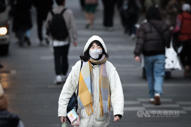 圖為台北市萬華區民眾穿著保暖衣物。（中央社檔案照片）