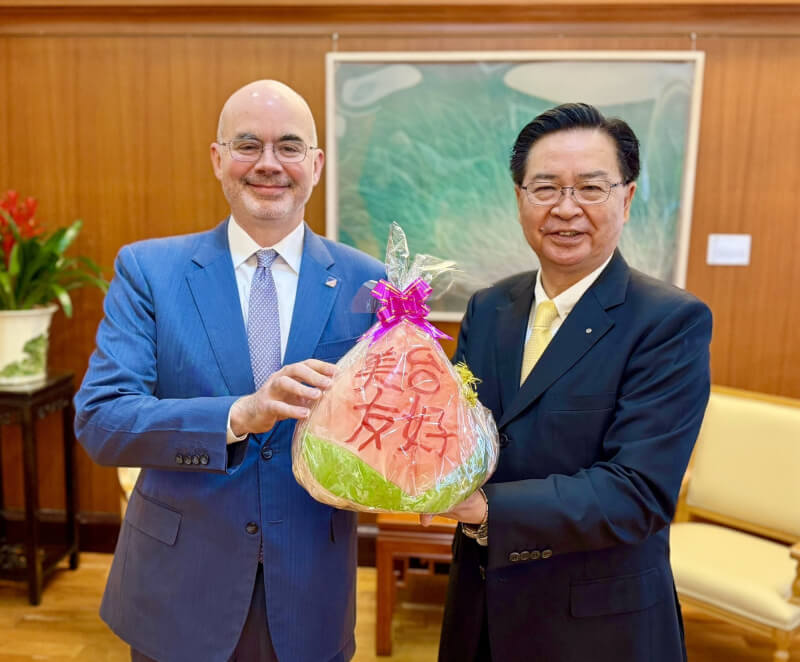 國安會秘書長吳釗燮（右）4日在社群平台X發文，並公布美國在台協會（AIT）處長谷立言（左）到國安會秘書長辦公室拜會、兩人合影的照片。（圖取自x.com/josephwutw）