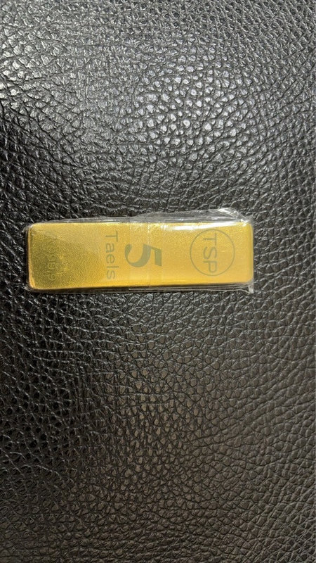 高雄市三民區某銀樓3日遭搶，雷姓男子佯裝選購金條，期間陳姓共犯在店外敲門，雷男趁隙搶走金條逃跑。警方獲循線逮捕2嫌，依法送辦。（高雄市三民二警分局提供）中央社記者洪學廣傳真　115年2月4日