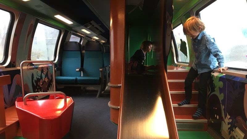 家庭車廂的遊戲室是一個共享空間，讓孩子消磨時間、釋放精力。