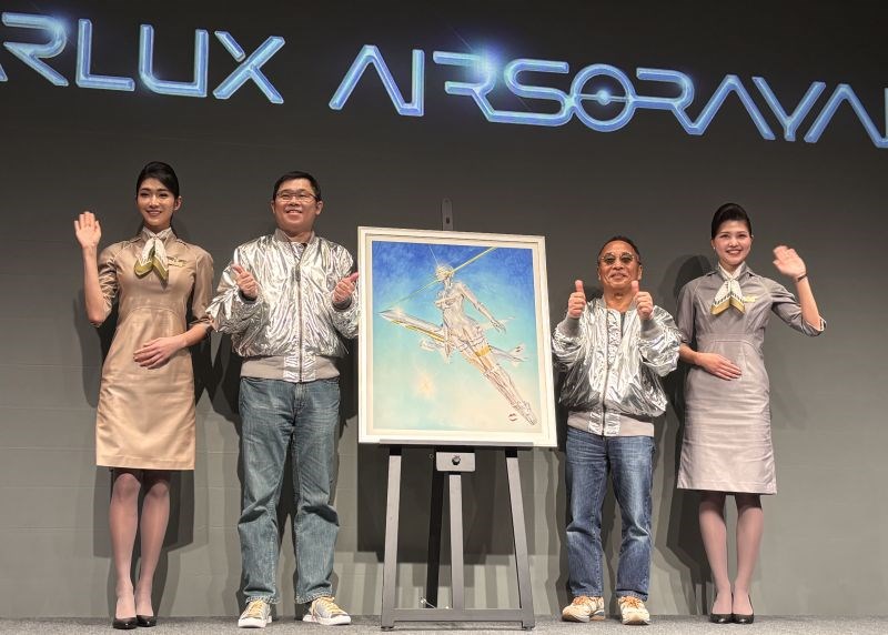 星宇董事長張國煒（左二）與藝術家空山基（右二）及其作品合影。（戴雅真攝）