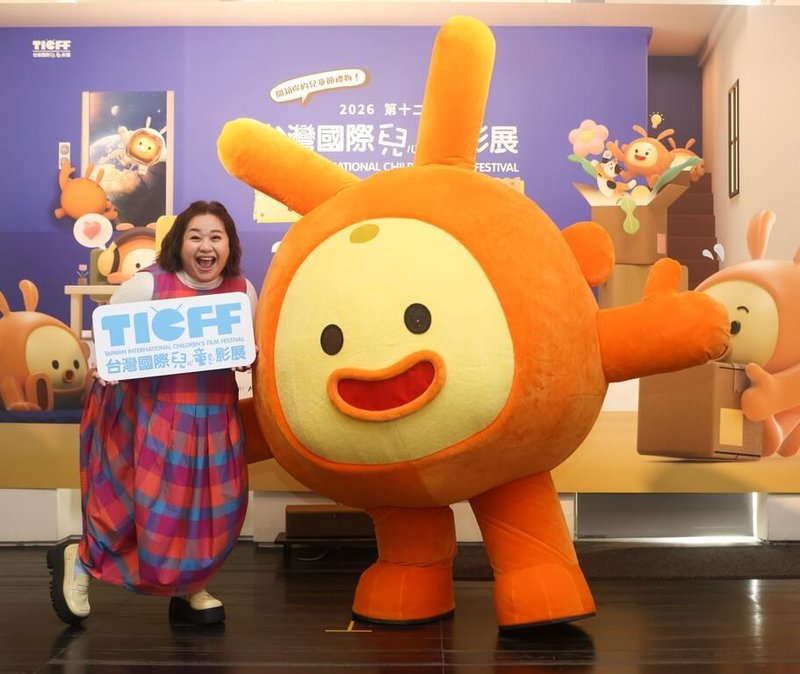 「2026台灣國際兒童影展」（TICFF）邁入第12屆，4日舉行首賣記者會，藝人鍾欣凌（左）會中以二寶媽身分分享親子片單，也分享自己與家中孩子的相處之道。（公視提供）中央社記者洪素津傳真　115年2月4日