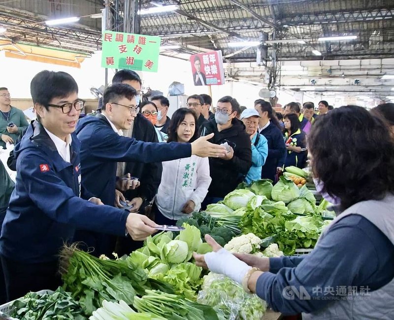 高雄市長陳其邁（左1）、民進黨高雄市長參選人、立委賴瑞隆（左2）4日巡訪果菜批發市場，並向攤商、市民拜早年，發放新春小紅包。中央社記者董俊志攝 115年2月4日