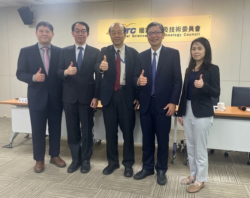 國科會4日舉辦研究成果記者會，台大醫院外科部主任陳晉興（右2）與台大醫院外科部小兒外科主治醫師洪琬婷（右1）研究團隊，針對「冷凍保存捐贈主動脈」用於氣管重建所觀察到軟骨再生現象，提出實證性的生物機轉線索。中央社記者趙敏雅攝　115年2月4日