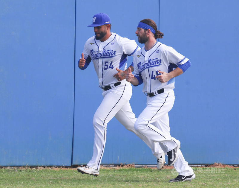 中職富邦悍將隊4日在稻江科技暨管理學院棒球場舉行春訓開訓典禮，洋投威戈神（Aaron Wilkerson）（右）與愛力戈（Erick Leal）（左）一同跑步。中央社記者張新偉攝　115年2月4日