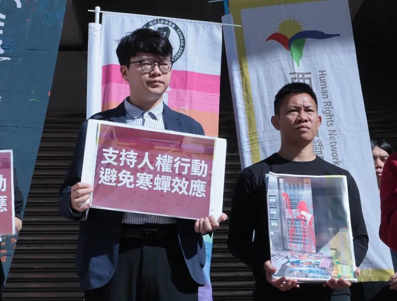 在台港人、反送中運動者湯偉雄（別名赴湯）（右）的泰拳工作室二度被潑紅漆，他於5日手持現場照片現身民團在立法院群賢樓前召開的記者會上。民團透過記者會呼籲，政府必須正視跨境鎮壓試圖讓公民社會產生寒蟬效應問題。中央社記者李雅雯攝　115年2月5日