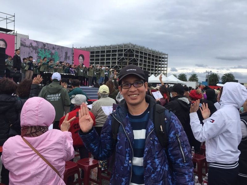 身為國際關係教授的移民工文學獎得主陳明合曾就讀於東華大學，他熱衷觀察民主制度，對台灣民主氛圍印象深刻。圖為他到場觀察2024年民進黨於花蓮的造勢活動。（陳明合提供）中央社記者曾婷瑄河內傳真　115年2月5日