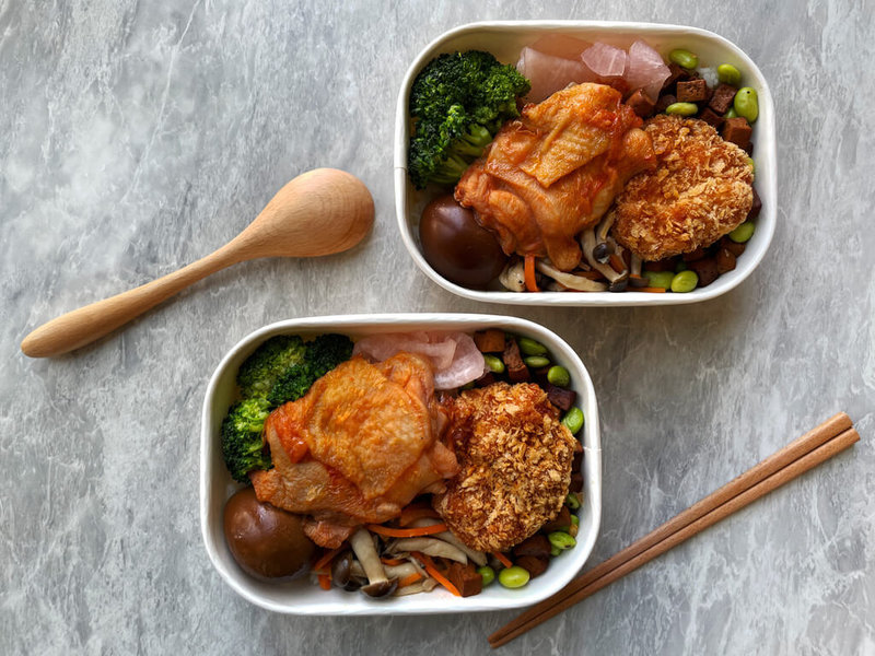 台鐵公司5日宣布，攜手哈瑪星台灣鐵道館，開發聯名藜饗鐵道海陸便當，採微辣烤雞腿排與炸花枝蝦排雙主菜，將於2月6日至13日期間限量販售，帶領民眾從味覺角度認識台灣鐵道飲食文化。（台鐵公司提供）中央社記者黃巧雯傳真　115年2月5日