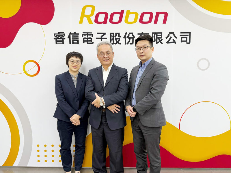 睿信電子董事長陳其忠（中）與公司團隊。（富邦證券提供）中央社記者曾仁凱傳真　115年2月5日